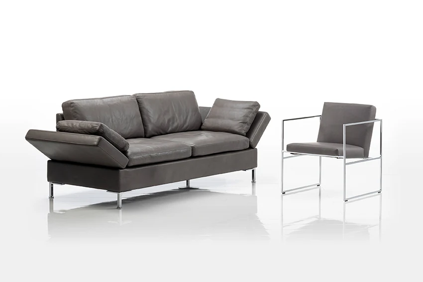 Alba Sofa in dunklem Leder mit abgesenkter Armlehne und Metallfüßen