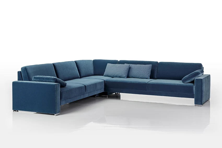 Alba Ecksofa in blauem Bezug mit gepolsterten Seitenstollen