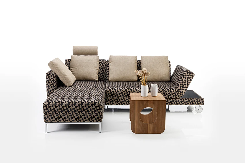Brühl Four Two Compact mit gemustertem Stoffbezug, hellen Kissen und Metallgestell