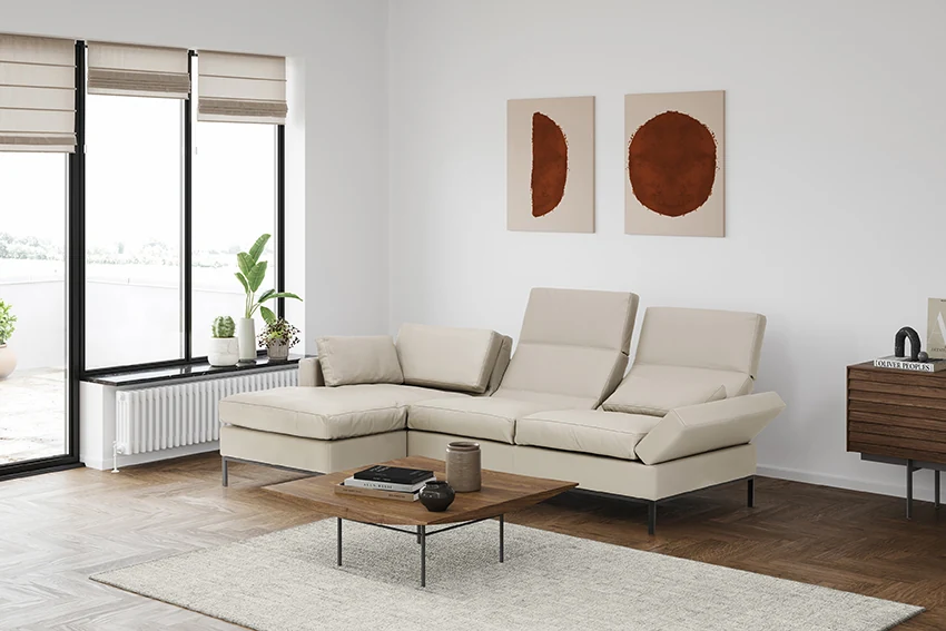 Brühl Tomo Soft in hellem Stoff als Sofa mit unterschiedlich eingestellten Rückenlehnen im Wohnraum