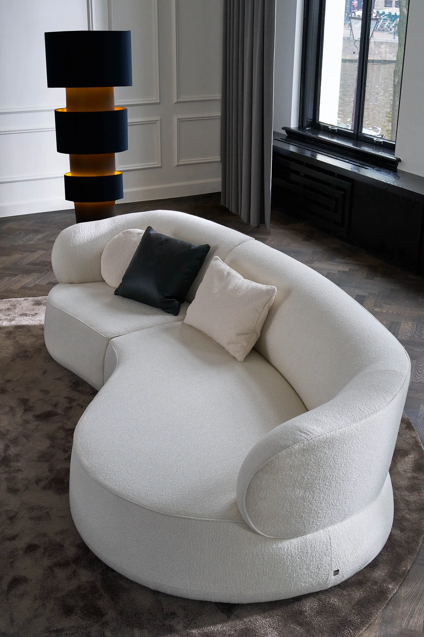 Nimbo Sofaelement im Detail mit gerundeter Rückenlehne, Sitzfläche und gepolstertem Sockel
