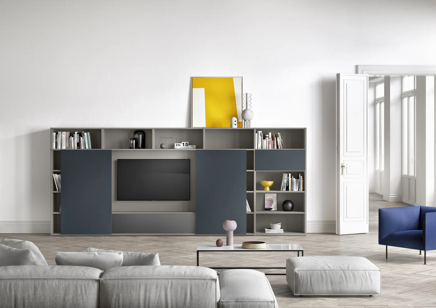 Dunkles interlübke studimo mit Schiebetüren vor einem integrierten Fernseher im Wohnbereich