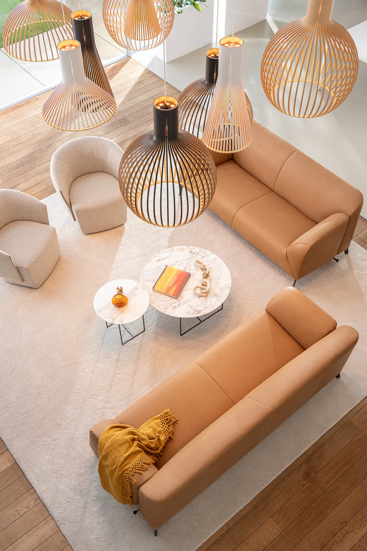 Como Sofas mit organisch gerundeten Stoffpolstern aus erhöhter Perspektive