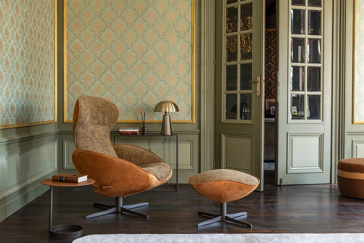 Daydreamer Lounge mit orangebrauner Außenseite und separatem Hocker im Wohnraum