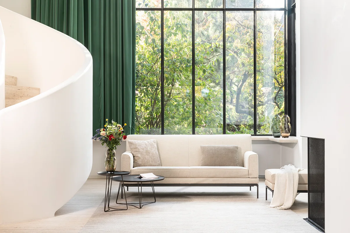 Glove Pure Sofa in hellem Stoff vor bodentiefen Fenstern