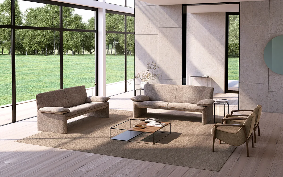 Linea Sofas in hellem Stoff mit niedrigen Armlehnen und schlanken Füßen