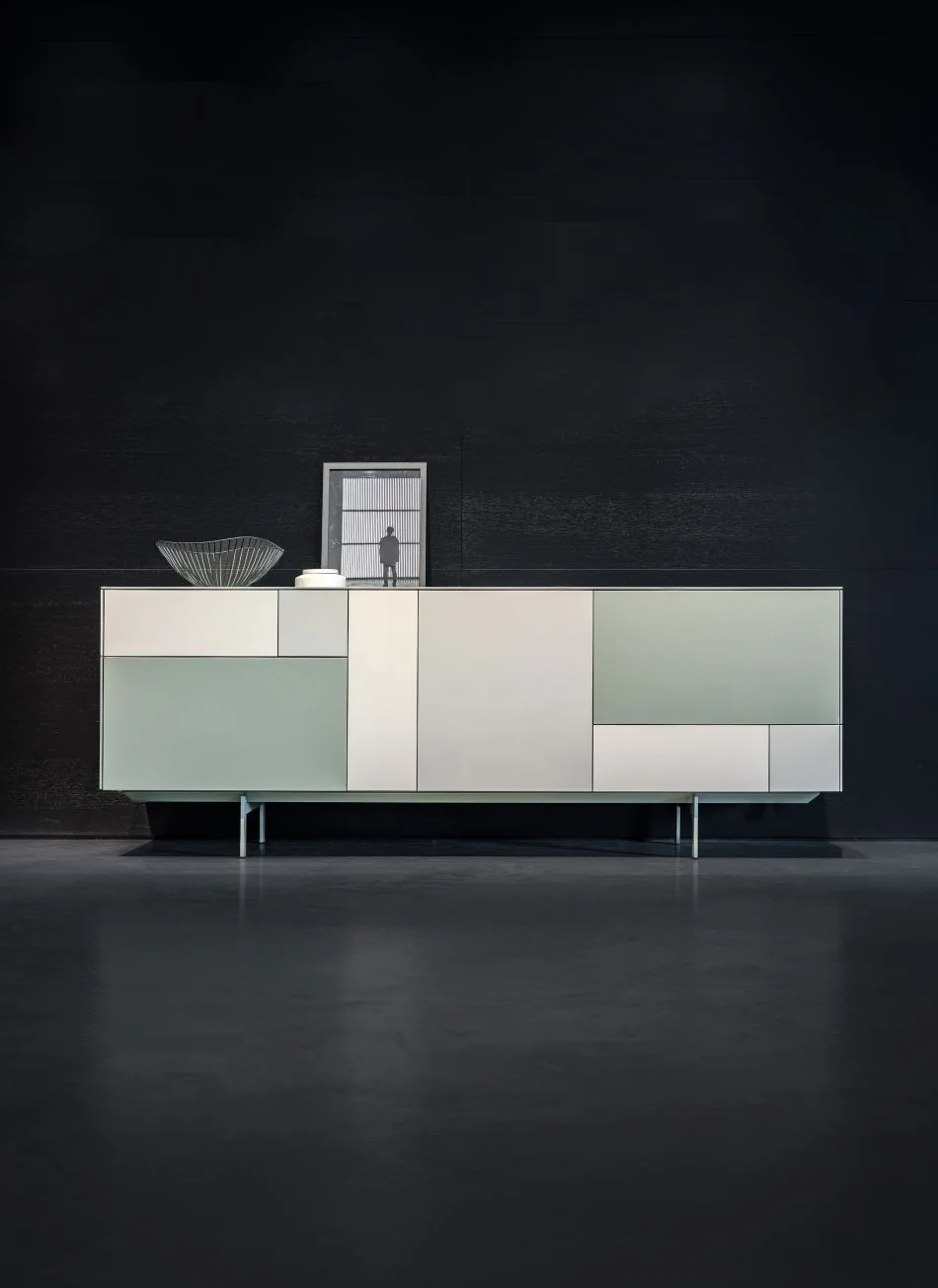 SOMA 2.0-Sideboard in Grün- und hellen Naturtönen vor einer dunklen Wand