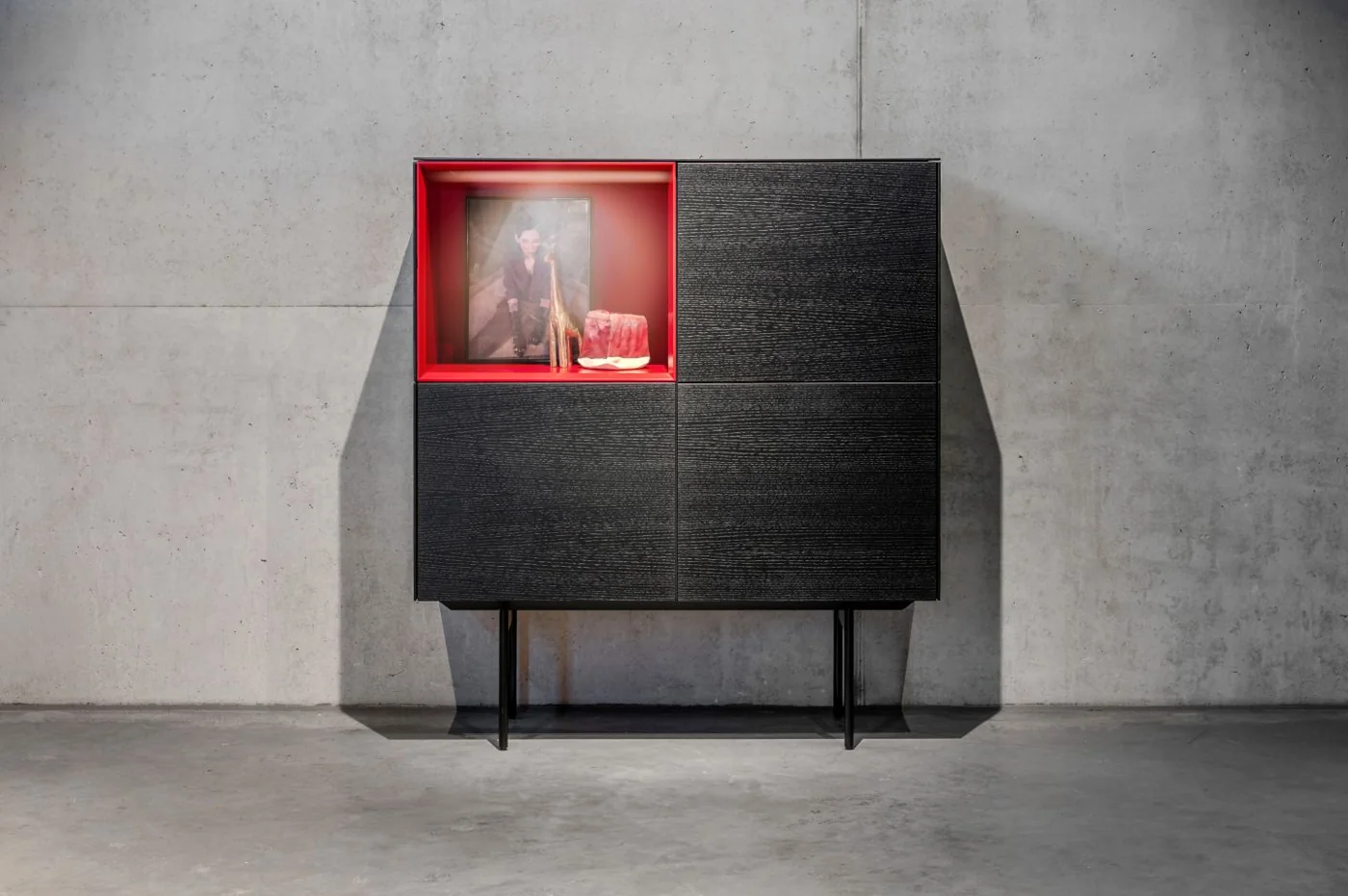 Dunkles SOMA 2.0-Highboard mit rotem offenem Fach auf einem Rundrohrgestell