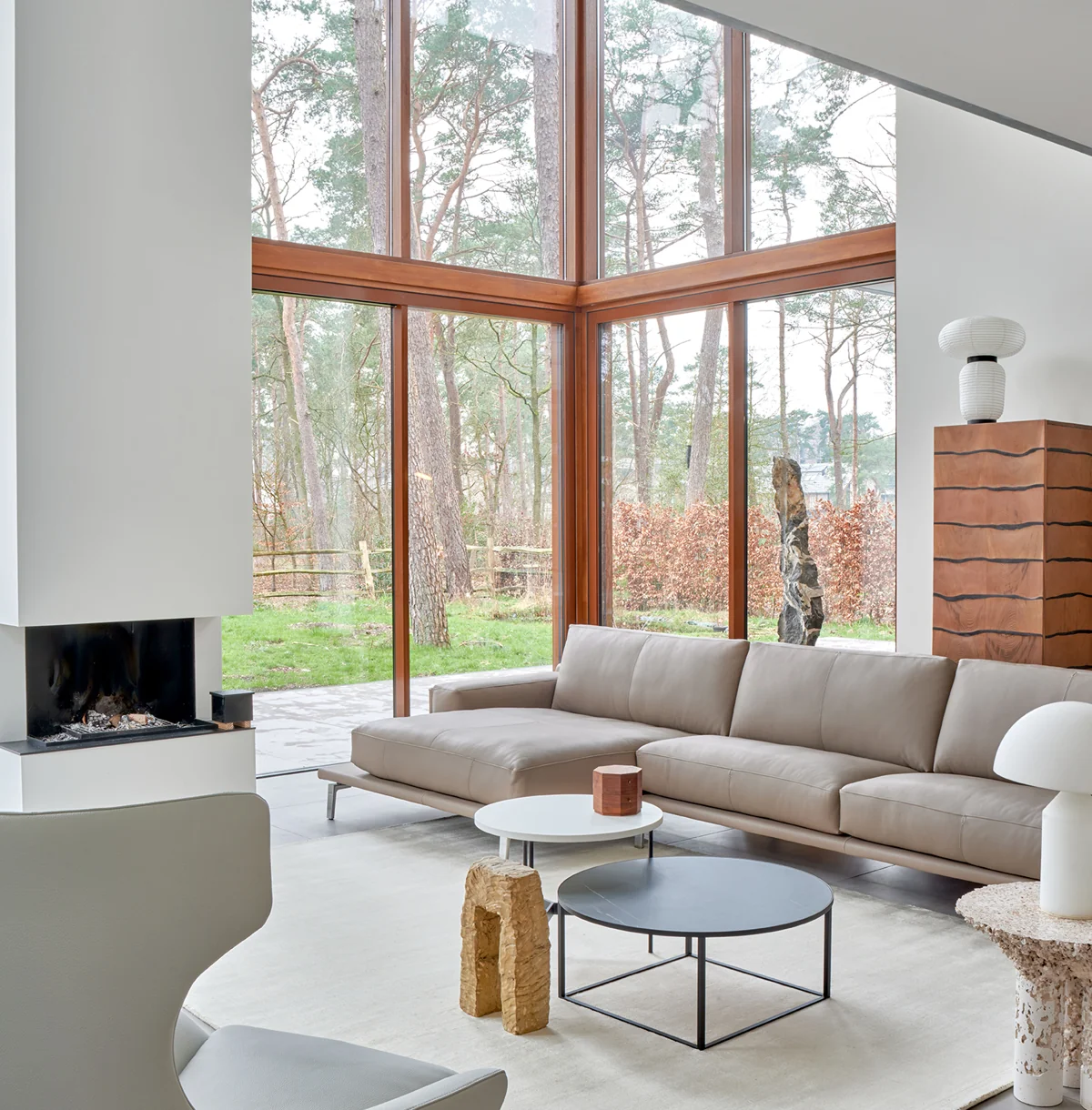 Helles Bellice Sofa mit breiten Polstern vor hohen Fenstern