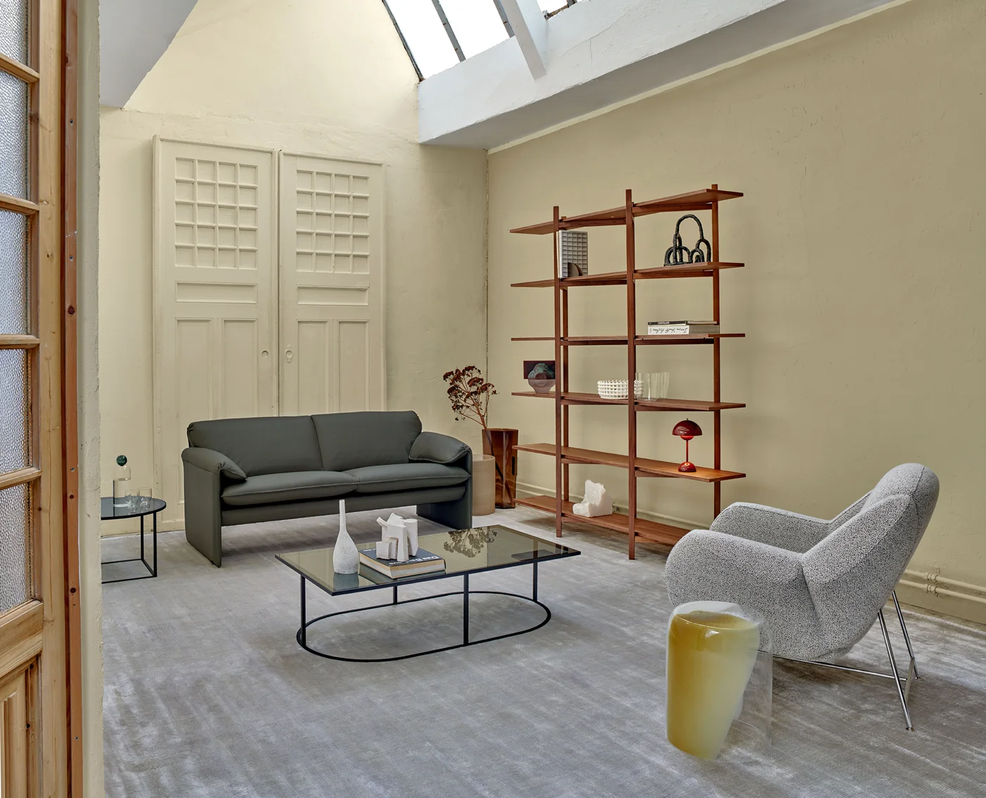 Dunkles Leolux Bora Bora Sofa in einer hellen Wohnsituation mit hohen Fenstern
