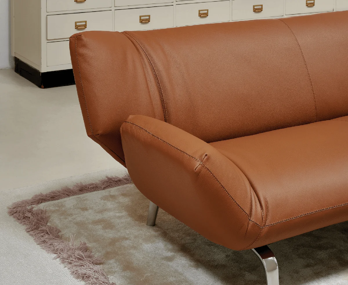 Nahansicht der Polsterung, Armzone und Nähte am cognacfarbenen Devon Sofa
