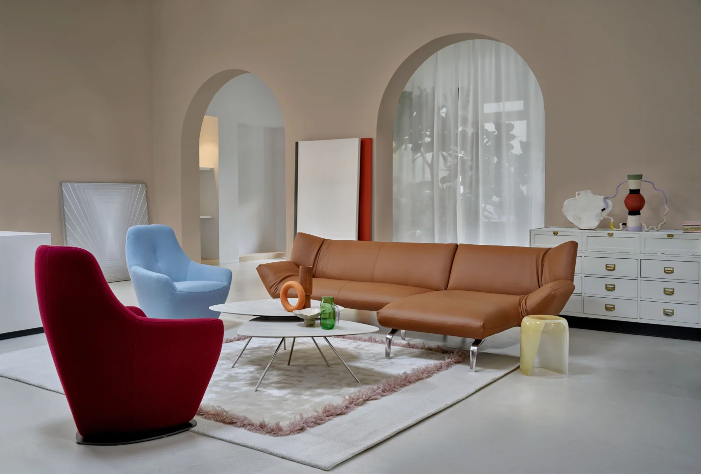 Cognacfarbenes Leolux Devon Sofa mit schlanken Füßen in einem hellen Wohnraum
