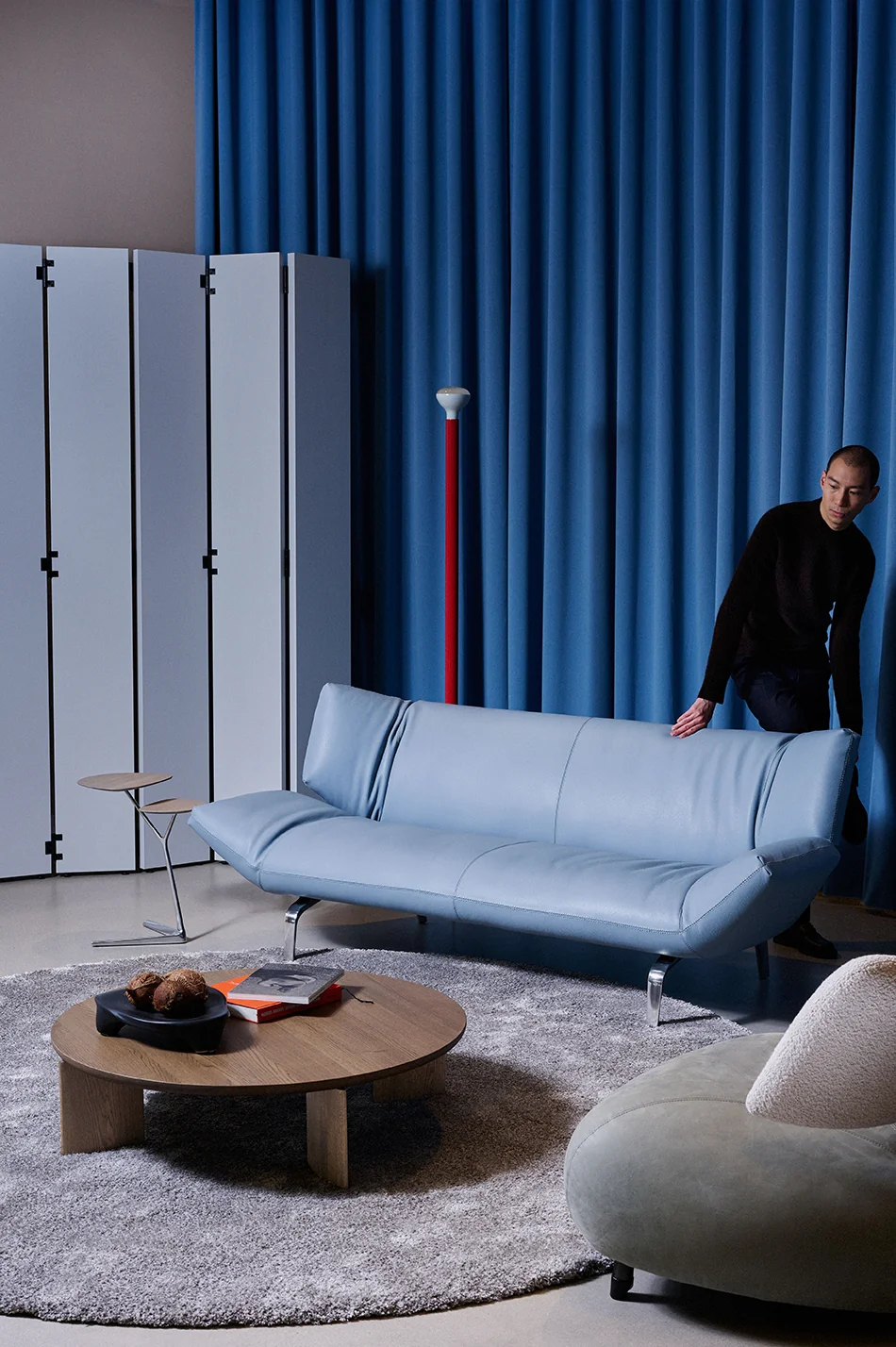 Blaues Leolux Devon Sofa mit angehobenem seitlichem Endbereich