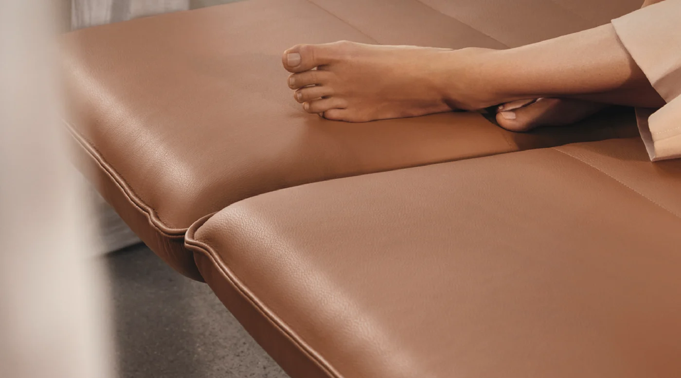 MERA Sofa mit cognacfarbenem Leder und flach gestelltem Seitenteil im Detail