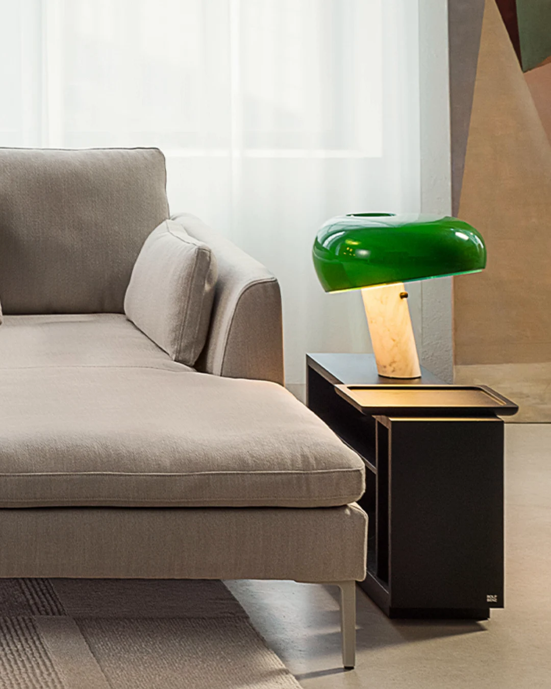 MIOKO Longchair mit Stoffpolster, schlankem Metallfuß und passender Ablage