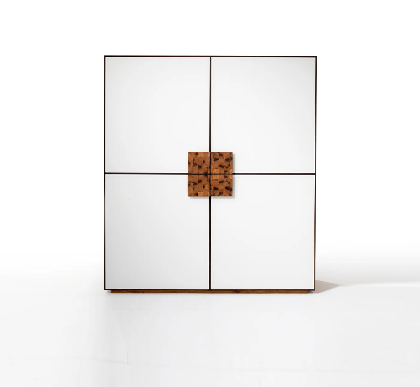 Heller viertüriger FARN-Schrank mit Holzkreuz und quadratischer hölzerner Griffblende