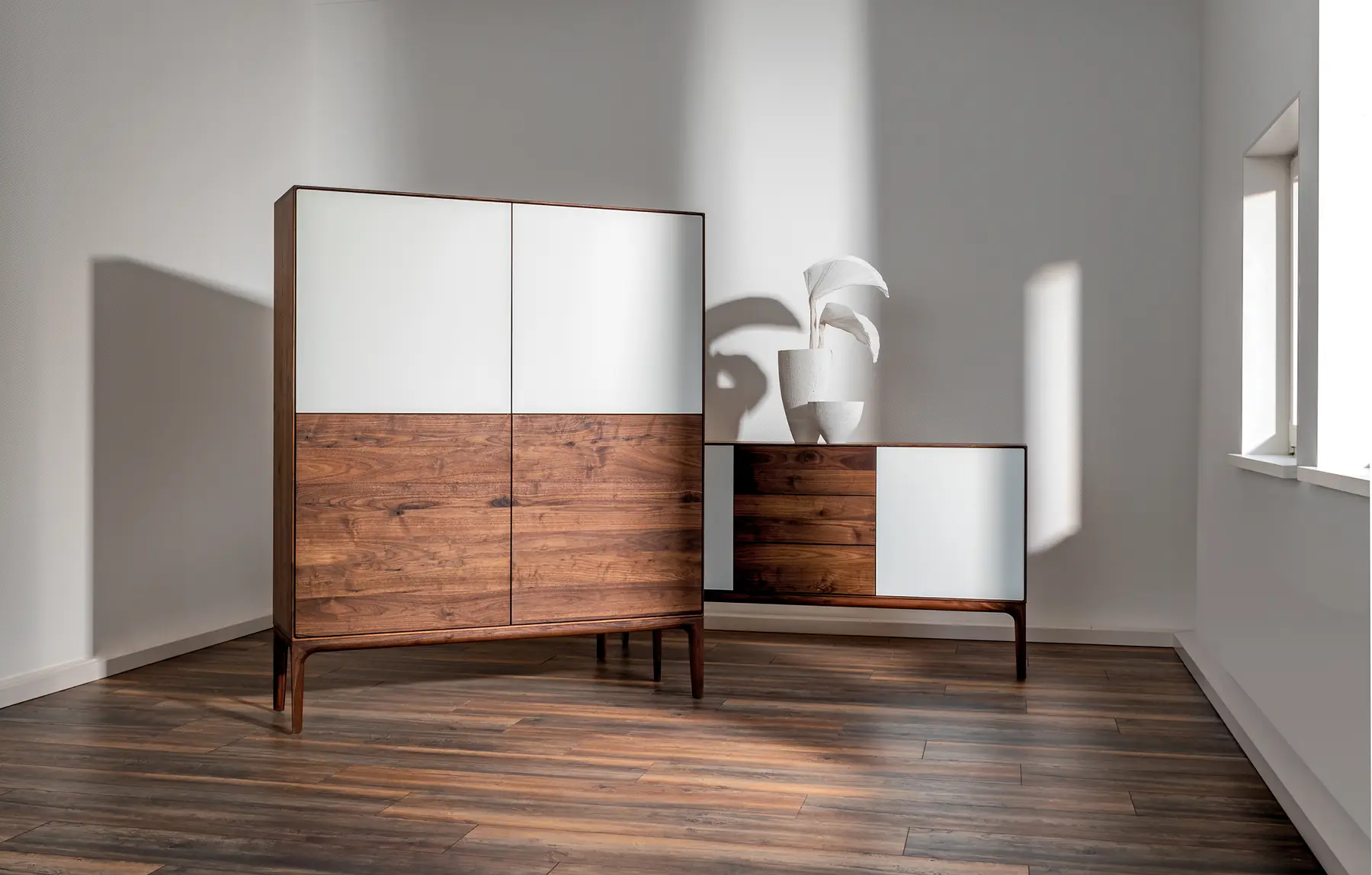 Scholtissek FIRA Geschirrschrank und Anrichte aus Nussbaum und hellem Glas im Wohnraum