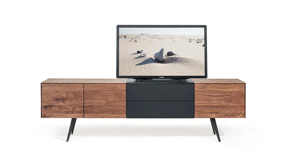 Niedrige TALIO Medienanrichte aus Nussbaum mit dunklem Schubkasteneinsatz und Fernseher