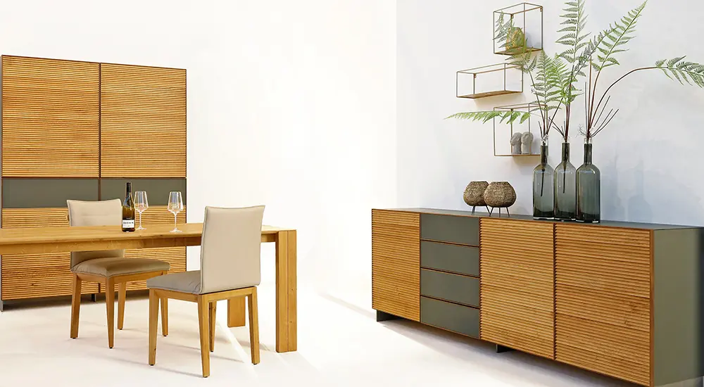 Scholtissek TRATUM Anrichte und Geschirrschrank mit horizontal gegliederten Massivholzfronten